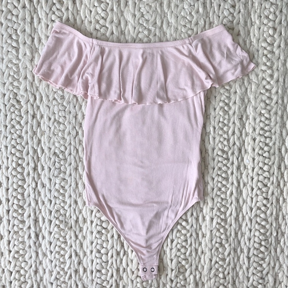 Express Off the Shoulder Ribbed Bodysuit in Light Pink/Mauve - Size: S